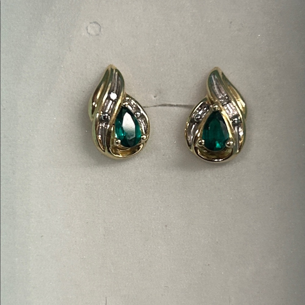 481627-572 10k yg Elegant Gold natural diamond and Emerald Teardrop Earrings